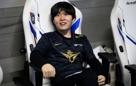 包含Rookie迎来二十赛季高光表现，FPX球迷沸腾！的词条